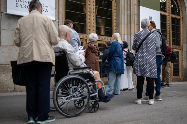 Varias personas acuden a ejercer su derecho a voto en la Universitat de Barcelona, a 12 de mayo de 2024, en Barcelona, Catalunya (España). Casi seis millones de catalanes han sido llamados a las urnas hoy, 12 de mayo, para elegir a su nuevo presidente aut