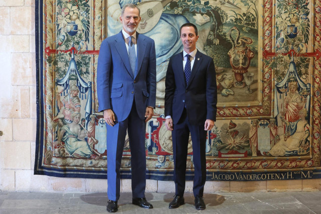 Archivo - El Rey Felipe VI (i) posa junto al president del Consell, Llorenç Galmés (d), en el Palau de l’Almudaina. Archivo.