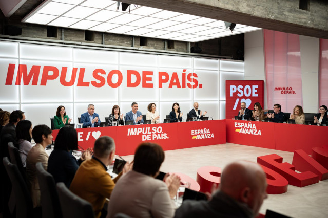 El presidente del Gobierno, Pedro Sánchez (c), preside una reunión de la Ejecutiva Federal y después de lo comicios vascos de ayer, en la sede del PSOE, a 22 de abril de 2024, en Madrid (España).