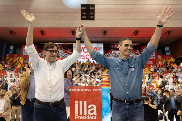 El candidato del PSC Salvador Illa (i) y el presidente del Gobierno Pedro Sánchez (d), durante un mitin del PSC, en Pavelló Vall d’Hebron, a 10 de mayo de 2024, en Barcelona, Catalunya (España).