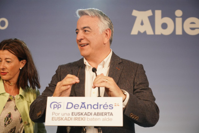 El candidato a lehendakari por el PP, Javier de Andrés, comparece ante los medios durante el seguimiento de la jornada electoral de elecciones autonómicas del País Vasco, en el Hotel Canciller Ayala, a 21 de abril de 2024, en Vitoria-Gasteiz, Álava, País