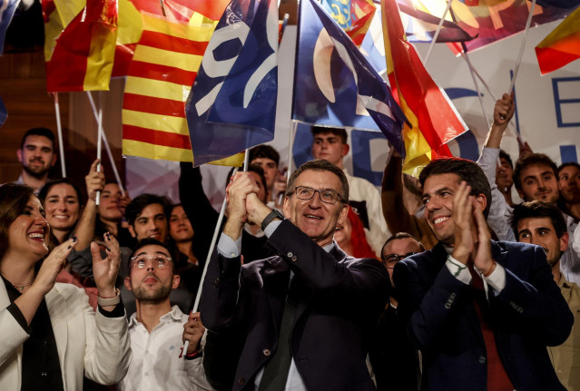 Archivo - Los presidentes del PP y el PPCV, Alberto Núñez Feijóo y Carlos Mazón en un mitin en València