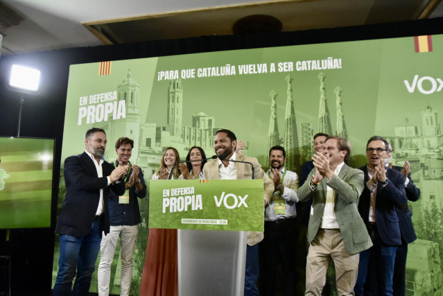 El secretario general y candidato de VOX a las elecciones catalanas del 12 de mayo, Ignacio Garriga, interviene tras el recuento de votos durante seguimiento de la jornada electoral de elecciones autonómicas de Cataluña, en el Hotel Avenida Palace, a 12 d