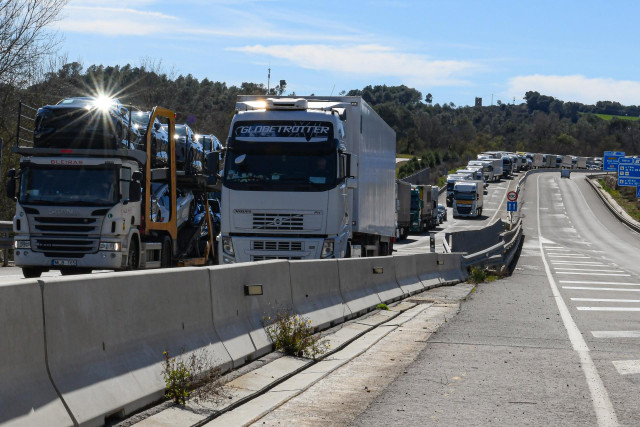 Archivo - La UE adopta las nuevas reglas para reducir un 90% las emisiones de camiones y autobuses para 2040.