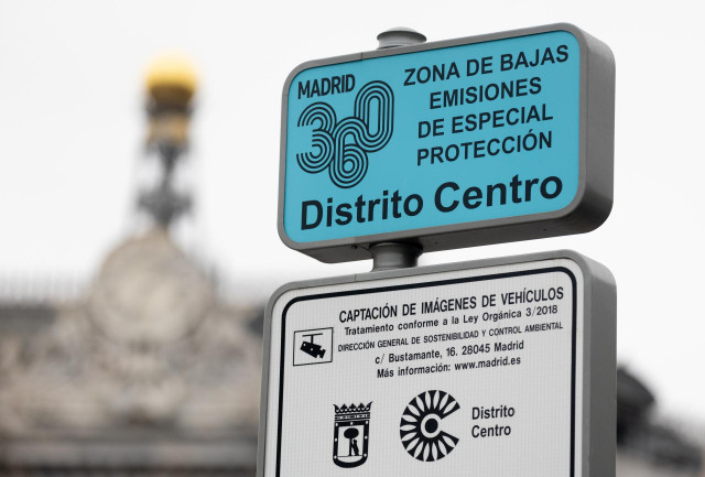 Archivo - Una señalización de Zona de Bajas Emisiones de especial protección en el Distrito Centro