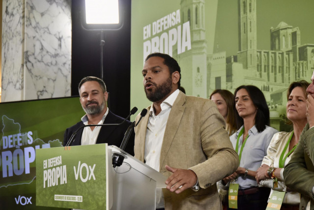El secretario general y candidato de VOX a las elecciones catalanas del 12 de mayo, Ignacio Garriga, interviene tras el recuento de votos durante seguimiento de la jornada electoral de elecciones autonómicas de Cataluña.