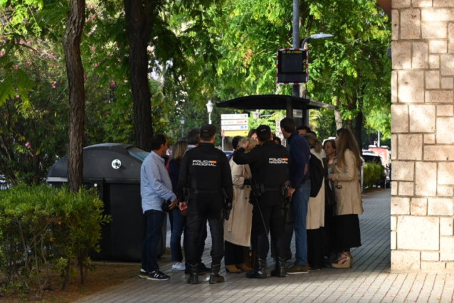 Agentes de Policía Nacional y varias personas, el día que se celebra un juicio por el asesinato de Manuela Chavero, en la Audiencia Provincial de Badajoz