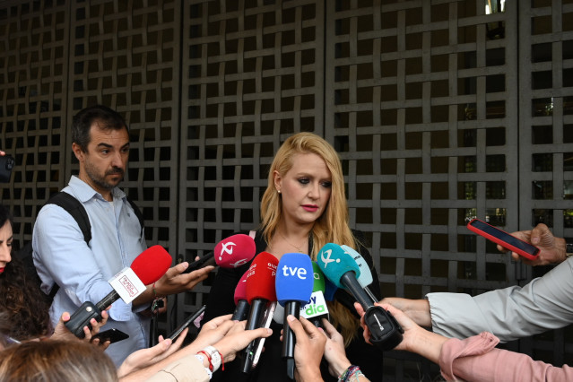La abogada de los familiares de Manuela Chavero, Verónica Guerrero, ofrece declaraciones a los medios a su llegada a un juicio en la Audiencia Provincial de Badajoz,