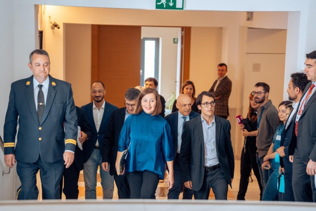 La presidenta del Congreso de los Diputados, Francina Armengol (4i), y el portavoz del PSOE en el Congreso, Patxi López (3i), a su llegada a la Comisión sobre mascarillas en el Congreso de los Diputados, a 13 de mayo de 2024, en Madrid (España).