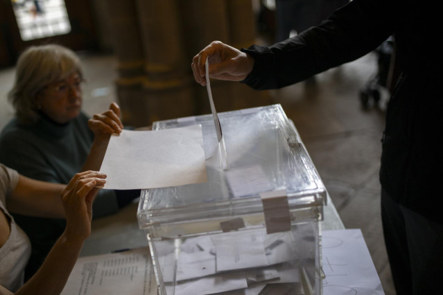 Una persona ejerce su derecho a voto en la Universitat de Barcelona, a 12 de mayo de 2024, en Barcelona, Catalunya (España).