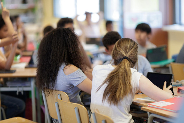 Archivo - Dos jóvenes estudiantes univesitarias en una aula.