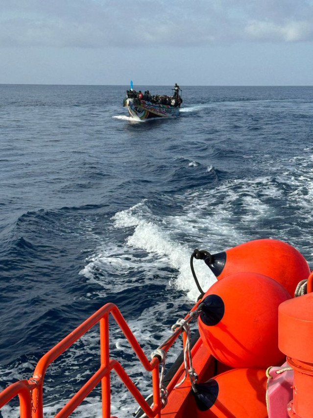 Salvamento Marítimo intercepta un cayuco en aguas de Canarias