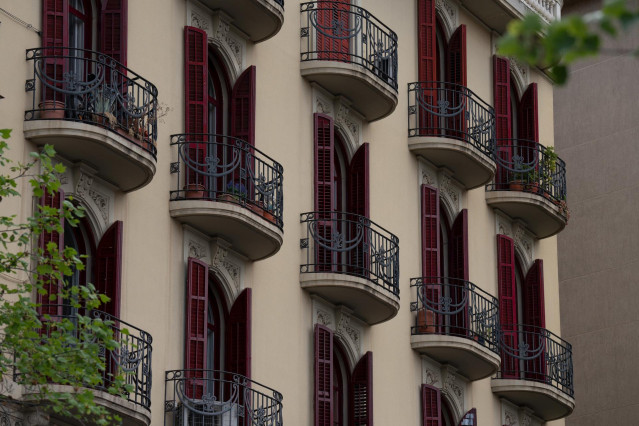 Archivo - Foto de archivo de la fachada de un edificio,  en Barcelona, Catalunya (España).