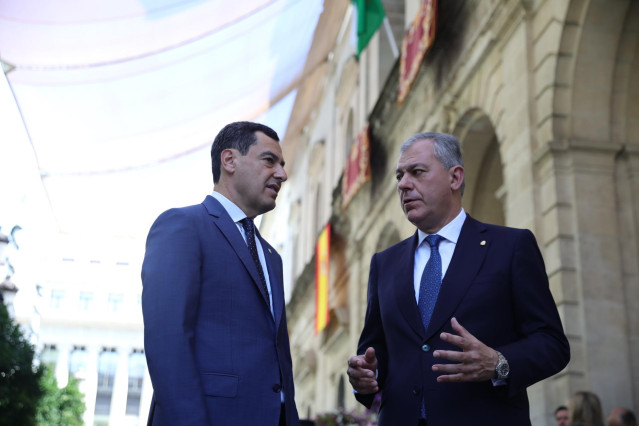 Archivo - El presidente de la Junta de Andalucía, Juanma Moreno (i), junto al alcalde de Sevilla, José Luis Sanz (d), en una fotografía de archivo