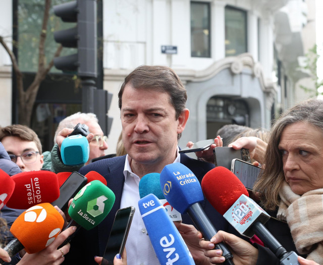 Archivo - El presidente de la Junta de Castilla y León, Alfonso Fernández Mañueco, ofrece declaraciones tras la reunión de la Junta Directiva Nacional del PP, en la sede del PP en la calle Génova, a 2 de abril de 2024, en Madrid (España). Durante el encue