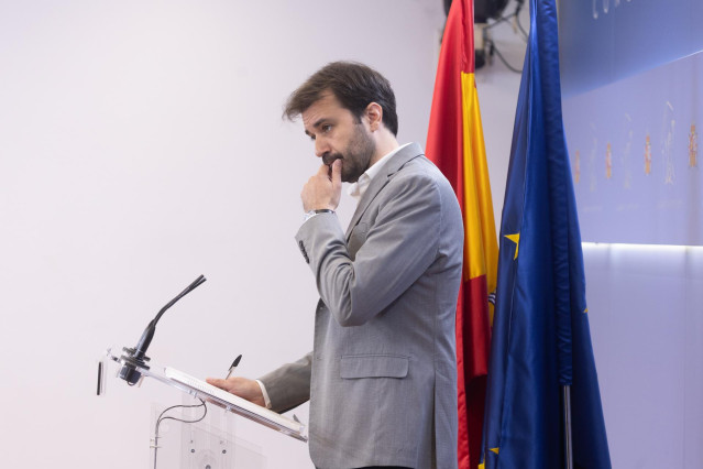 El diputado de Podemos Javier Sánchez Serna durante una rueda de prensa sobre actualidad en el Congreso de los Diputados.