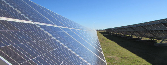 Archivo - Paneles solares.
