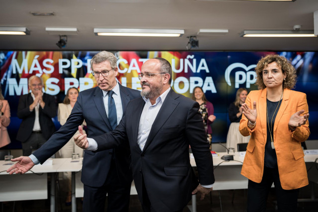 (I-D) El presidente del PP, Alberto Núñez Feijóo, el candidato del PP para las elecciones catalanas, Alejandro Fernández, y la candidata del PP a las elecciones europeas, Dolors Montserrat, durante la reunión del Comité Ejecutivo Nacional, en la sede del