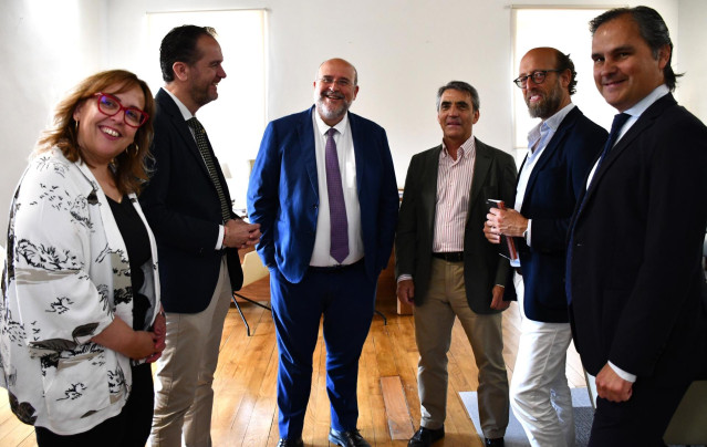 El vicepresidente primero de C-LM, José Luis Martínez Guijarro, reunido con la Fundación Toro de Lidia.