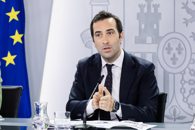 El ministro de Economía, Comercio y Empresa, Carlos Cuerpo, durante una rueda de prensa posterior a la reunión del Consejo de Ministros, a 14 de mayo de 2024, en Madrid (España). El Consejo de Ministros  ha aprobado el anteproyecto de la Ley de universali