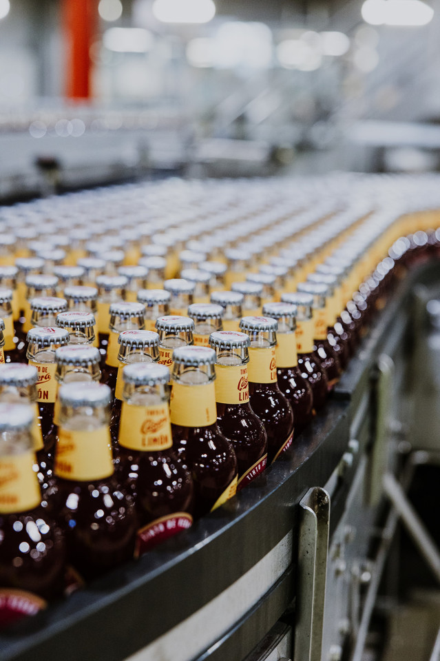 Archivo - Botellas de La Casera en la fábrica de Suntory Beverage & Food Spain
