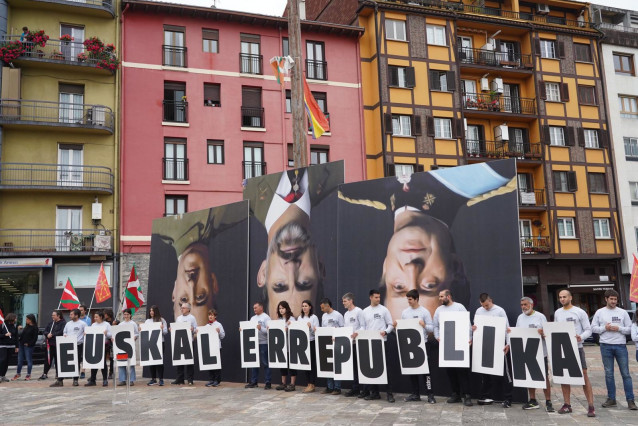 Acción de Sortu en Hernani con motivo de la visita de Felipe VI a Chillida Leku