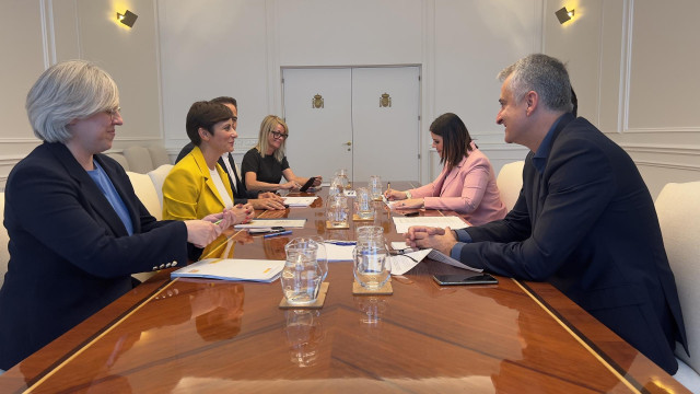 La ministra de Vivienda y Agenda Urbana, Isabel Rodríguez, en una reunión con el el consejero de Fomento e Infraestructuras de la Región de Murcia, José Manuel Pancorbo este martes en Madrid. A 14 de mayo de 2024.