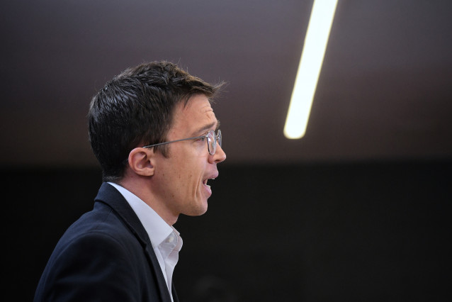 El líder de Más País y diputado de Sumar, Iñigo Errejón, durante una rueda de prensa anterior a la Junta de Portavoces, en el Congreso de los Diputados, a 14 de mayo de 2024, en Madrid (España).