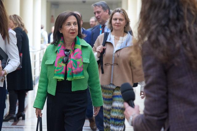 La ministra de Defensa, Margarita Robles (c), a su salida de una sesión plenaria en el Senado, a 23 de abril de 2024, en Madrid (España). Hoy la oposición pregunta al Gobierno, entre otras cuestiones, por el aumento del precio de la vivienda, la operación