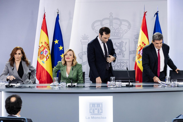 (I-D) La ministra de Sanidad, Mónica García; la ministra de Educación, Formación Profesional y Deporte, Pilar Alegría; el ministro de Economía, Comercio y Empresa, Carlos Cuerpo y el ministro para la Transformación Digital y de la Función Pública, José Lu