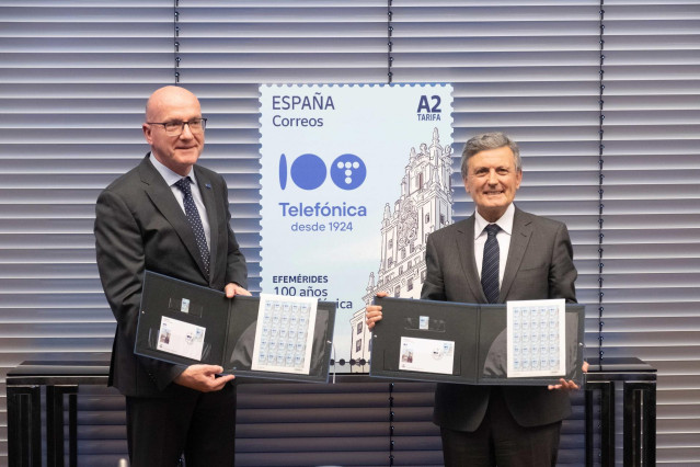 De izda a derecha, Ángel Vila, CEO de Telefónica, y Pedro Saura, presidente de Correos