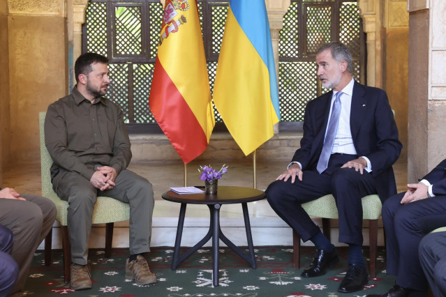 Archivo - El  Rey Felipe VI se reúne con el presidente de Ucrania, Volodimir Zelenski, en la Alhambra durante la cumbre de la Comunidad Política Europea