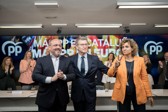 (I-D) El candidato del PP para las elecciones catalanas, Alejandro Fernández, el presidente del PP, Alberto Núñez Feijóo, y la candidata del PP a las elecciones europeas, Dolors Montserrat, durante la reunión del Comité Ejecutivo Nacional, en la sede del