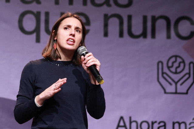 Archivo - La ex ministra de Igualdad, Irene Montero, interviene en un acto público como aspirante a liderar la candidatura de Podemos a las elecciones europeas.