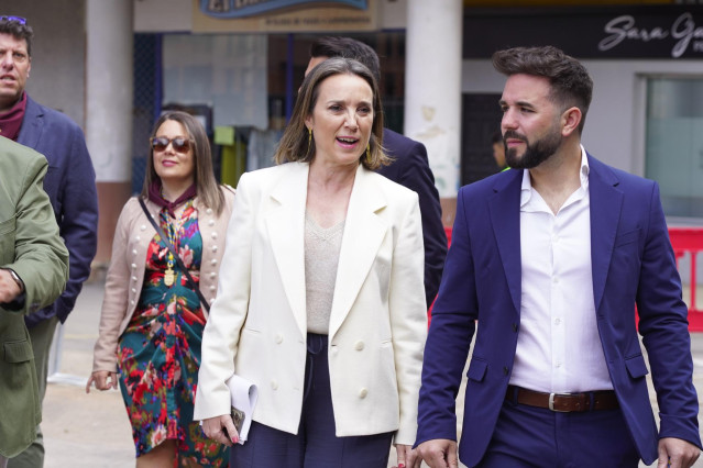 La secretaria general del PP, Cuca Gamarra (c), y el alcalde de Villamediana de Iregia, Rubén Gutiérrez (d), asisten a las celebraciones por San Isidro