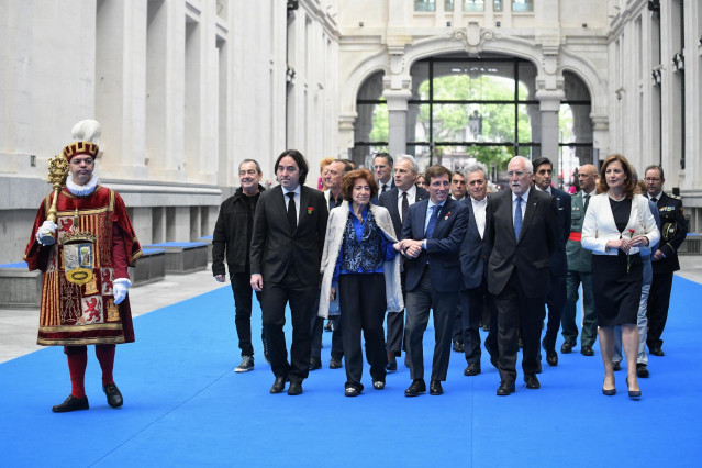 El alcalde de Madrid, José Luis Martínez-Almeida, llega al acto de entrega de las distinciones honoríficas con motivo de la festividad de San Isidro, en la Galería de Cristal del Palacio de Cibeles