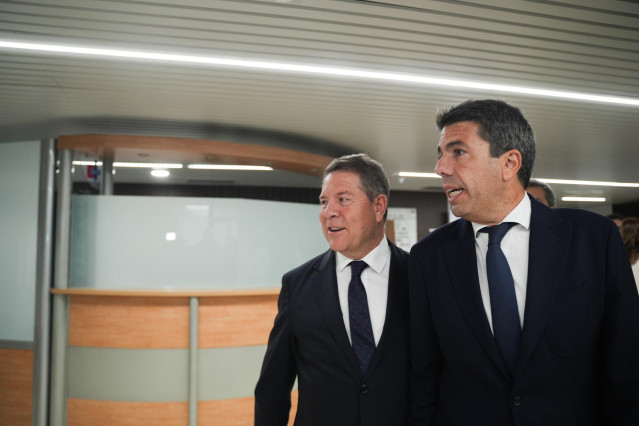 El president de la Generalitat Valenciana, Carlos Mazón (d), y el presidente de Castilla-La Mancha, Emiliano García-Page (i), durante la firma de un acuerdo de colaboración entre la Generalitat Valenciana y la Junta de Comunidades de Castilla-La Mancha pa