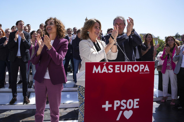 La vicepresidenta y ministra, Teresa Ribera,(2d) junto al secretario general del PSOE de Andalucía y Portavoz del Grupo Parlamentario Socialista, Juan Espadas, (d) y la vicesecretaria general del PSOE, María Jesús Montero, (d) durante el acto de presentac