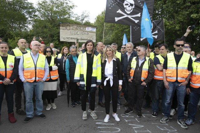 La vicepresidenta segunda del Gobierno y ministra de Trabajo y Economía Social, Yolanda Díaz (c), durante una movilización con los trabajadores tras reunirse con el comité de empresa y una representación de trabajadoras y trabajadores de la factoría Saint