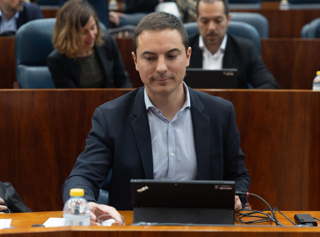 El portavoz del PSOE en la Asamblea, Juan Lobato, durante un pleno en la Asamblea de Madrid
