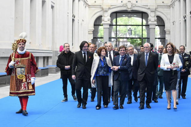 (I-D) Los galardonados, el presidente del Rayo, Raúl Martín Presa; la historiadora, Carmen Iglesias; el alcalde de Madrid, José Luis Martínez-Almeida; el hijo predilecto de Madrid Luis Mateo Díez y la presidenta de la Comunidad judía, Estrella Bengio