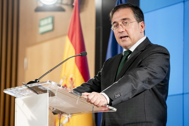 El ministro de Asuntos Exteriores, Unión Europea y Cooperación, José Manuel Albares, atiende a los medios de comunicación tras la reunión con los alcaldes del Campo de Gibraltar.