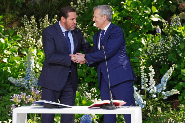 Archivo - El ministro de Transportes, Óscar Puente (i) y el presidente de la Xunta de Galicia, Alfonso Rueda (d), durante el acto de su toma de posesión, en el parque de San Domingos de Bonaval, a 13 de abril de 2024, en Santiago de Compostela, A Coruña,
