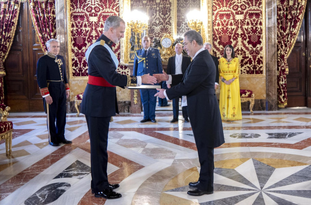 Archivo - El Rey Felipe VI (i) recibe la carta credencial del embajador de Argelia, Abdelfetah Daghmoum (d), durante el acto de recibimiento de las cartas credenciales, en el Palacio Real, a 8 de abril de 2024, en Madrid (España).