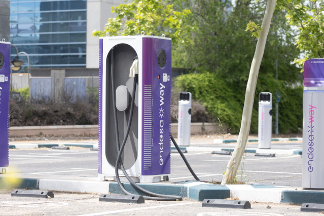 Un punto de carga de vehículos eléctricos, a 9 de mayo de 2024, en Madrid (España).