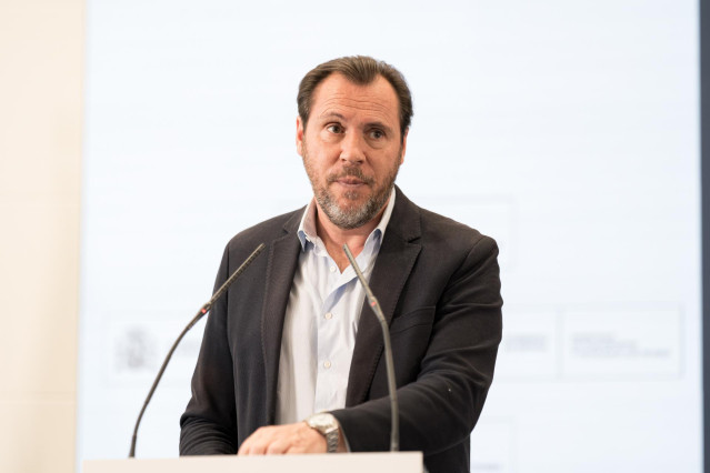 El ministro de Transportes y Movilidad Sostenible, Óscar Puente, comparece ante los medios de comunicación.