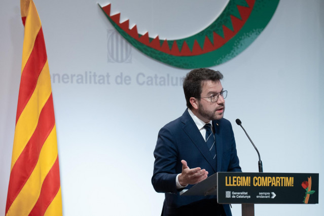 El presidente de la Generalitat, Pere Aragonès, interviene durante el Pròleg de Sant Jordi, en el Palau de la Generalitat, a 17 de abril de 2024, en Barcelona, Catalunya (España). Pere Aragonès, acompañado de la consejera de Cultura, Natàlia Garriga Ibáñe