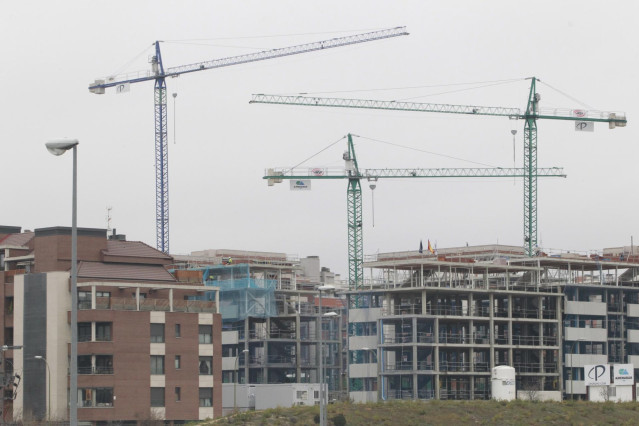 Archivo - El sector de la construcción recuerda la importancia de adaptar el trabajo ante las altas temperaturas.
