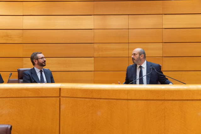 El portavoz del PP en el Senado, Javier Maroto (i), y el presidente del Senado, Pedro Rollán (d), durante una sesión plenaria, en el Senado, a 14 de mayo de 2024, en Madrid (España).  La Ley de Amnistía da hoy su último paso en el Senado, cuando el PP har