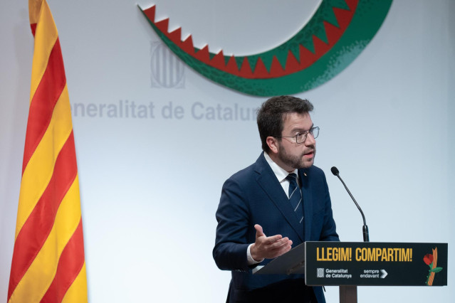 El presidente de la Generalitat, Pere Aragonès, interviene durante el Pròleg de Sant Jordi, en el Palau de la Generalitat, a 17 de abril de 2024, en Barcelona, Catalunya (España). Pere Aragonès, acompañado de la consejera de Cultura, Natàlia Garriga Ibáñe